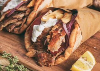 Πήρε φωτιά το «τυλιχτό»: Σε ποιες γειτονιές ξεπερνάει και τα 4 ευρώ.