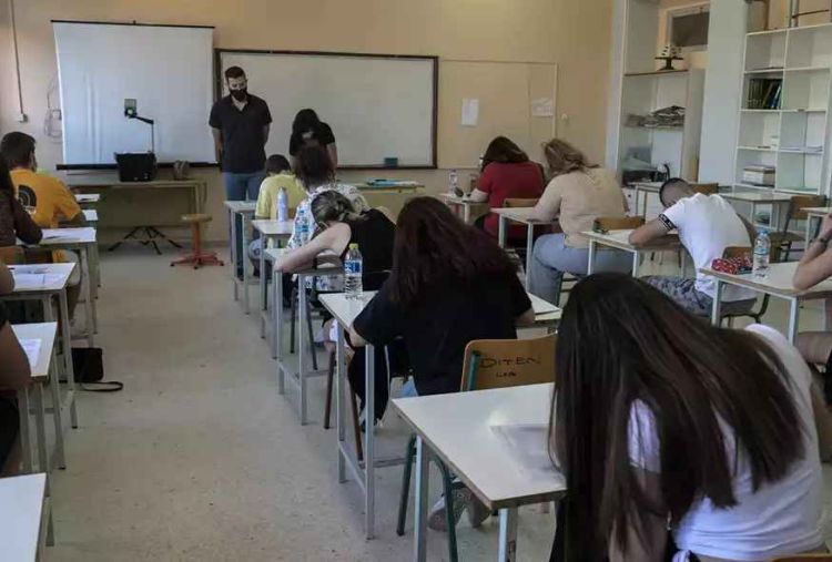 Πανελλήνιες 2022: Πώς θα κινηθούν οι βάσεις εισαγωγής – Τι πρέπει να κάνουν οι υποψήφιοι με χαμηλές βαθμολογίες