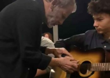 Σταύρος Ξαρχάκος: Πώς οργάνωσε την αυτοσχέδια ορχήστρα νέων σε ταβέρνα της Σύρου