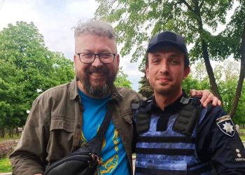 Στην πρώτη γραμμή του πολέμου, με ποιήματα στη μητρική γλώσσα, τα ρουμέικα