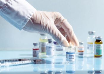 Τέταρτη δόση: Τα μπρος – πίσω της Επιτροπής για τη σύσταση εμβολιασμού