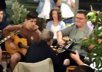 Τυχεροί οι πιτσιρικάδες – Ο Σταύρος Ξαρχάκος διευθύνει… λιλιπούτια ορχήστρα σε ταβέρνα της Σύρου