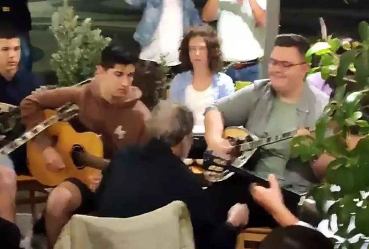 Τυχεροί οι πιτσιρικάδες – Ο Σταύρος Ξαρχάκος διευθύνει… λιλιπούτια ορχήστρα σε ταβέρνα της Σύρου