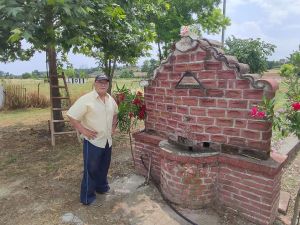 Η Αθηνά Καπρινιώτη, τερματοφύλακας της Εθνικής Νεανίδων στο Ηράκλειο της Κρήτης όπου χτυπά η καρδιά του Beach Handball