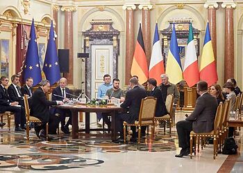 Ντράγκι, Μακρόν και Σολτς συναντούν τον Ζελένσκι στο Κίεβο: «Αυτός ο πόλεμος πρέπει να τελειώσει»