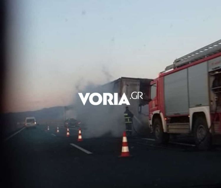 Πιερία: Παρανάλωμα Του Πυρός Φορτηγό Που Μετέφερε Καυσόξυλα
