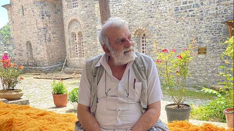 Σωτήρης Τζήμας: Ο 70χρονος αρχιτέκτονας που αναστηλώνει το παλιό μοναστήρι του Αγίου Διονυσίου εν Ολύμπω