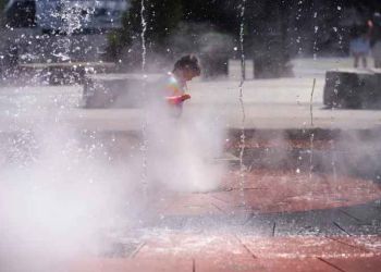 Αεροδιάδρομοι λιώνουν, ράγες λυγίζουν, αγωγοί εκρήγνυνται – Πρωτόγνωροι καύσωνες καίνε τον πλανήτη