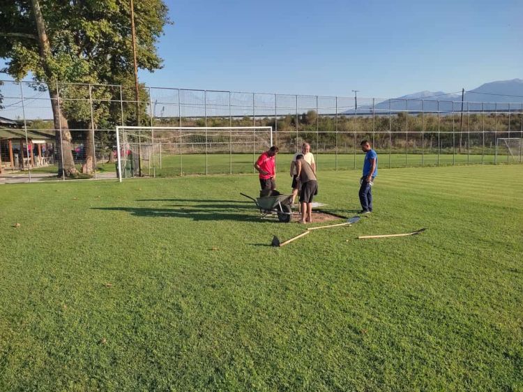 Εργασίες τοποθέτησης νέου χορτοτάπητα στο γήπεδο του Βατάν Εργασίες τοποθέτησης νέου χορτοτάπητα στο γήπεδο του Βατάν