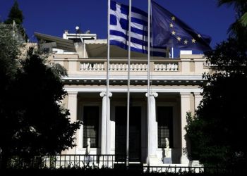 Η κυβέρνηση βάζει 3+1 φιλολαϊκά μέτρα στη φαρέτρα της
