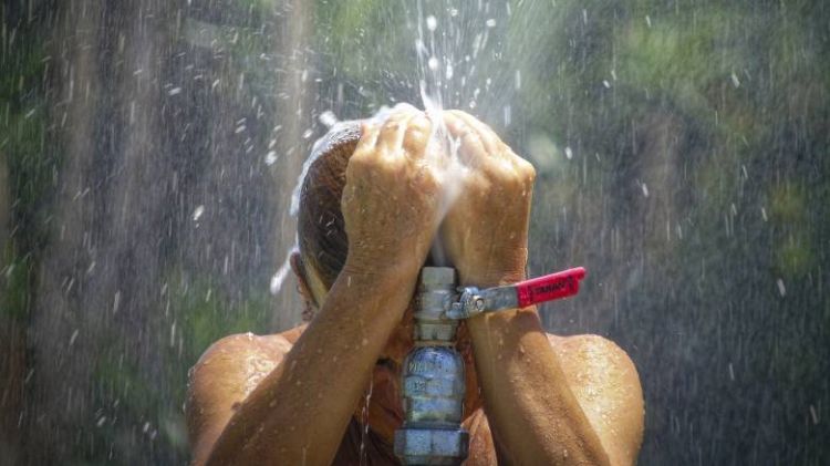 Καύσωνας: Τι πρέπει να κάνουμε για να μην πάθουμε θερμοπληξία Καύσωνας: Τι πρέπει να κάνουμε για να μην πάθουμε θερμοπληξία