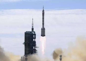 Κινεζικός πύραυλος: Θρίλερ με τη συντριβή του – Από ώρα σε ώρα τα συντρίμμια του στη Γη – Πόσο κινδυνεύει η Ελλάδα