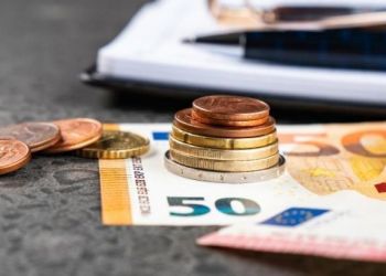 Νέα μέτρα στήριξης για τη μάχη της ακρίβειας στη φαρέτρα της κυβέρνησης