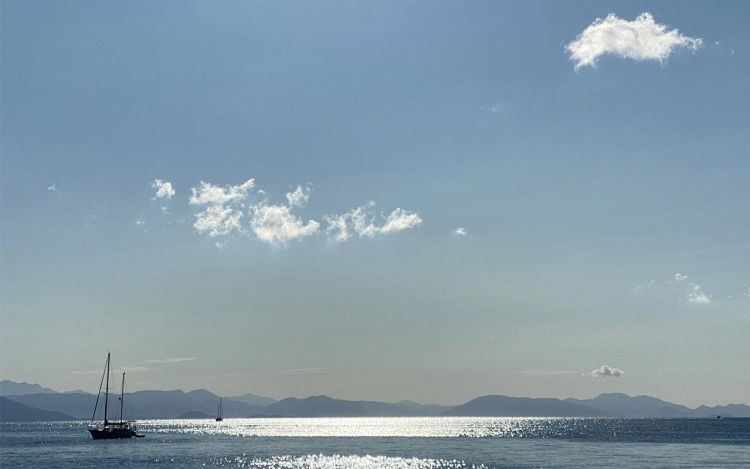 Ο Καιρός Σήμερα: Ηλιοφάνεια και ζέστη με δυσμενείς πυρομετεωρολογικές συνθήκες