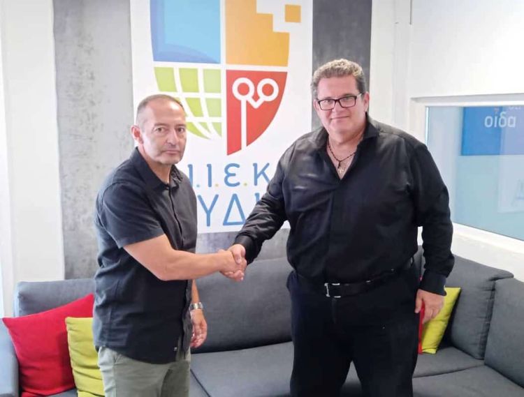 Ο Λεωνίδας Μπίλης στον πάγκο της ΠΑΕ Πιερικός Ο Λεωνίδας Μπίλης στον πάγκο της ΠΑΕ Πιερικός