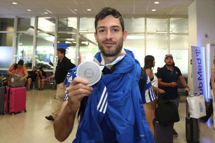 Ο Τεντόγλου επέστρεψε στην Αθήνα με το ασημένιο μετάλλιο στον λαιμό Ο Τεντόγλου επέστρεψε στην Αθήνα με το ασημένιο μετάλλιο στον λαιμό