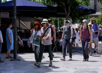 Ο κορονοϊός έγινε πιο μεταδοτικός, αλλά δεν σκοτώνει και δεν κάνει πνευμονίες