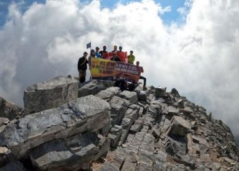 Πανό του ΚΚΕ για βουνά ελεύθερα, ανοικτά στο λαό στην κορυφή του Ολύμπου (ΦΩΤΟ)