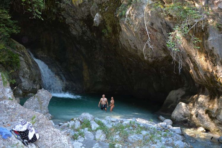 Πεζοπορία μέσα στο ρέμα …Πάντα στάζει