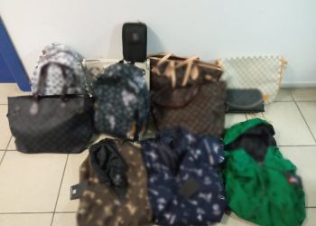 Πιερία: Πουλούσαν “μαϊμού” τσάντες, πορτοφόλια, ενδύματα και συνελήφθησαν