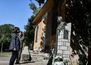 Στεφάνι στην προτομή του Σπύρου Μουστακλή – Από την Προέδρο της Δημοκρατίας Κατερίνα Σακελλαροπούλου