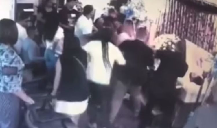 Συμβαίνουν και στη Νέα Υόρκη – Πιάστηκαν στα χέρια πάνω από το ανοιχτό φέρετρο