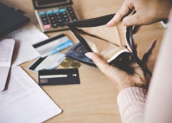 Το πλαστικό χρήμα εξαφανίζει τα μετρητά από την αγορά