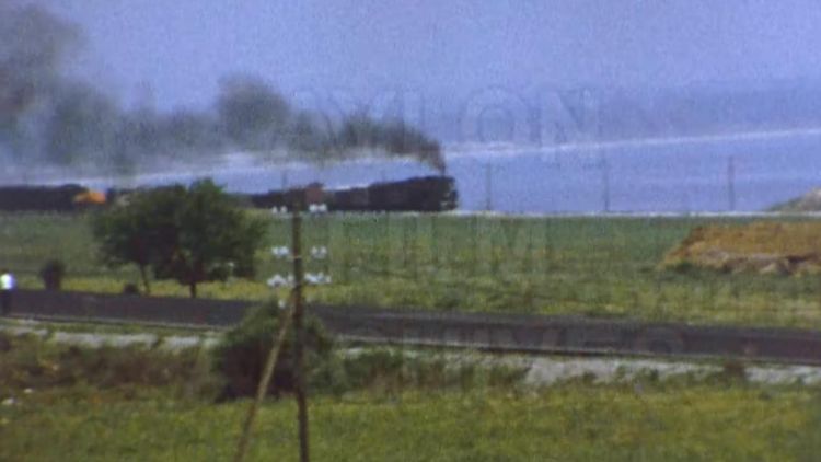 Τρένο με ατμάμαξα περνά από το Λιτόχωρο