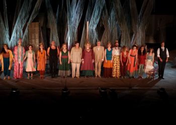 51ο Φεστιβάλ Ολύμπου: Την κωμωδία του Αριστοφάνη «Θεσμοφοριάζουσες» σε σκηνοθεσία Γιάννη Μπέζου απόλαυσε το κοινό
