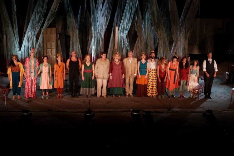 51ο Φεστιβάλ Ολύμπου: Την κωμωδία του Αριστοφάνη «Θεσμοφοριάζουσες» σε σκηνοθεσία Γιάννη Μπέζου απόλαυσε το κοινό