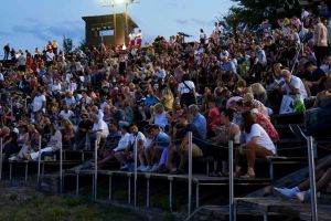 51ο  Φεστιβάλ Ολύμπου: Την κωμωδία του Αριστοφάνη «Θεσμοφοριάζουσες» σε σκηνοθεσία Γιάννη Μπέζου απόλαυσε το κοινό