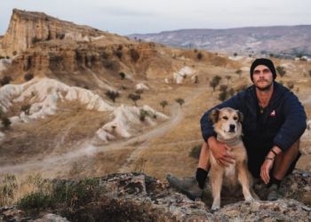 Έκανε Το Γύρο Του Κόσμου Περπατώντας Με Το Σκύλο Του Για Επτά Χρόνια