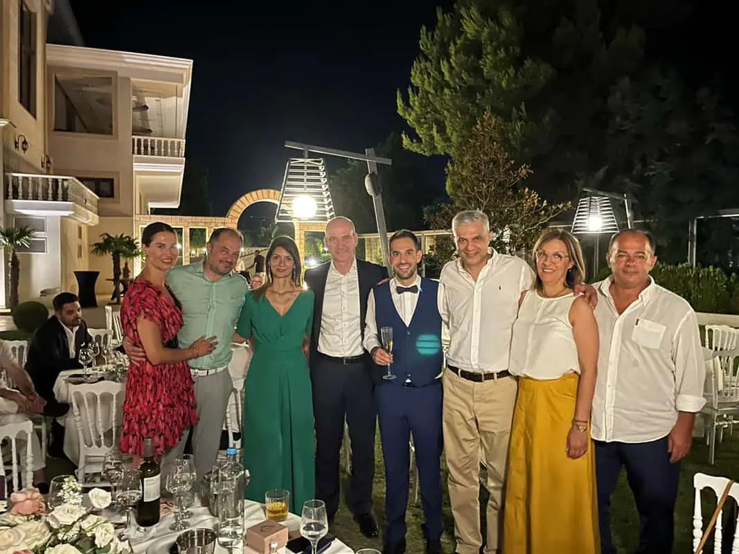 Να ζήσετε Κωνσταντίνε και Ρένια! Να ζήσετε Κωνσταντίνε και Ρένια!