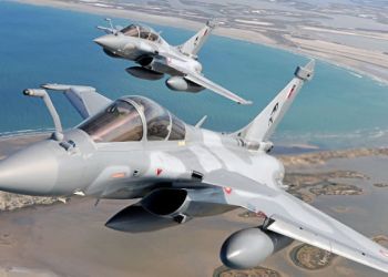 Παραλίγο τραγωδία: Μαχητικά αεροσκάφη διασταυρώθηκαν με ανεμοπτεριστές