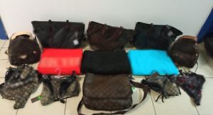 Πιερία: Πουλούσαν “μαϊμού” τσάντες, πορτοφόλια, ενδύματα και συνελήφθησαν