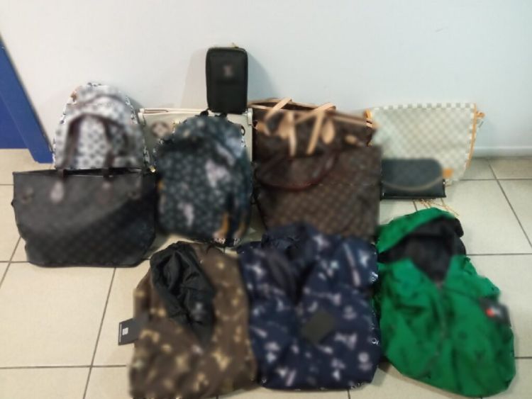 Πιερία: Πουλούσαν “μαϊμού” τσάντες, πορτοφόλια, ενδύματα και συνελήφθησαν