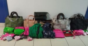 Πιερία: Πουλούσαν “μαϊμού” τσάντες, πορτοφόλια, ενδύματα και συνελήφθησαν