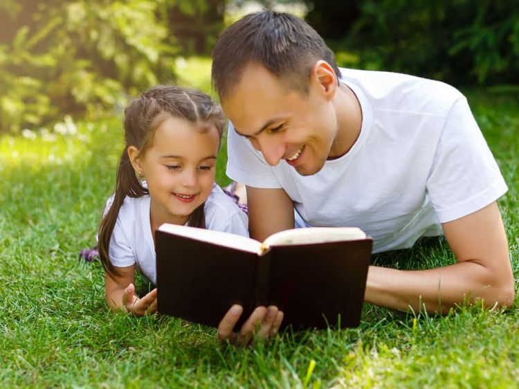 Πρέπει τα παιδιά να διαβάζουν το καλοκαίρι;