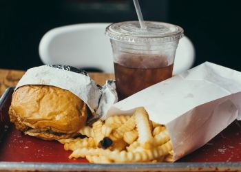 Άνοια: Τα υπερεπεξεργασμένα τρόφιμα δείχνουν να αυξάνουν τον κίνδυνο