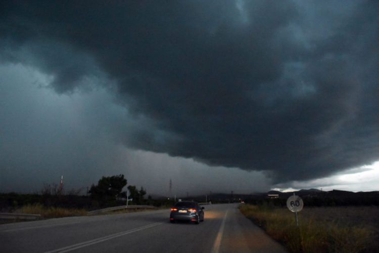 Έκτακτες ανακοινώσεις για την κακοκαιρία: «Αποφύγετε τις μετακινήσεις για τις επόμενες μέρες» (Βίντεο)