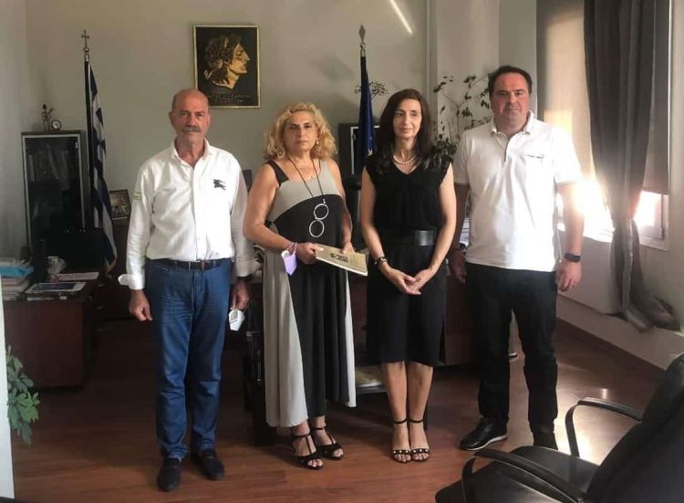 Επίσκεψη της Διευθύντριας Πρωτοβάθμιας Εκπαίδευσης στο Δήμαρχο Πύδνας-Κολινδρού Επίσκεψη της Διευθύντριας Πρωτοβάθμιας Εκπαίδευσης στο Δήμαρχο Πύδνας Κολινδρού