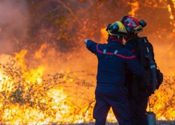 Η Ευρώπη σπεύδει να βοηθήσει τη Γαλλία, που συνεχίζει να βιώνει πύρινο εφιάλτη