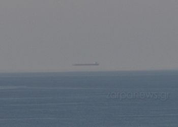 Η Φάτα Μοργκάνα εμφανίστηκε στα Χανιά – Γιατί βλέπουμε το δεξαμενόπλοιο να «αιωρείται»;