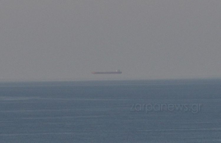 Η Φάτα Μοργκάνα εμφανίστηκε στα Χανιά – Γιατί βλέπουμε το δεξαμενόπλοιο να «αιωρείται»; Η Φάτα Μοργκάνα εμφανίστηκε στα Χανιά – Γιατί βλέπουμε το δεξαμενόπλοιο να «αιωρείται»;