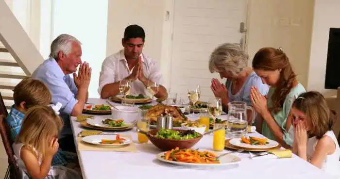 Η κοσάρα πει νερό και τερεί σον ουρανό Η κοσάρα πει νερό και τερεί σον ουρανό