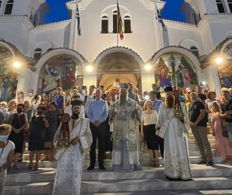 Λιτανεία του Επιταφίου της Παναγίας και της εικόνας της Τριχερούσας στην Παραλία Κατερίνης Λιτανεία του Επιταφίου της Παναγίας Και της εικόνας της Τριχερούσας στην Παραλια Κατερίνης