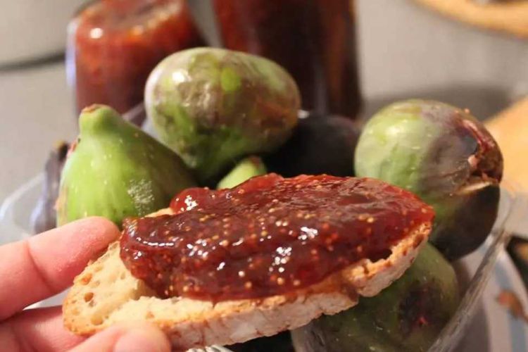 Μαρμελάδα με ώριμα σύκα Μαρμελάδα με ώριμα σύκα