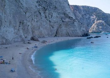 ΟΠΕΚΑ: Δωρεάν διακοπές, εισιτήρια θεάτρου και βιβλία