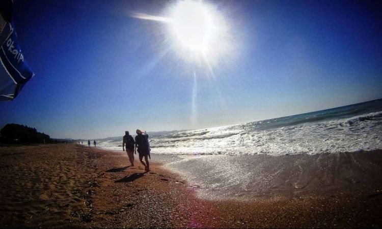 Ο Καιρός Σήμερα: Ηλιοφάνεια, ζέστη αλλά και τοπικές νεφώσεις