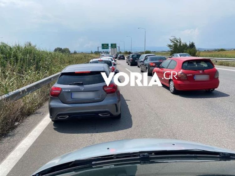 Πιερία: Έξοδος και καραμπόλα 4 ΙΧ δημιουργούν ουρά χιλιομέτρων προς την Κατερίνη (φωτο)